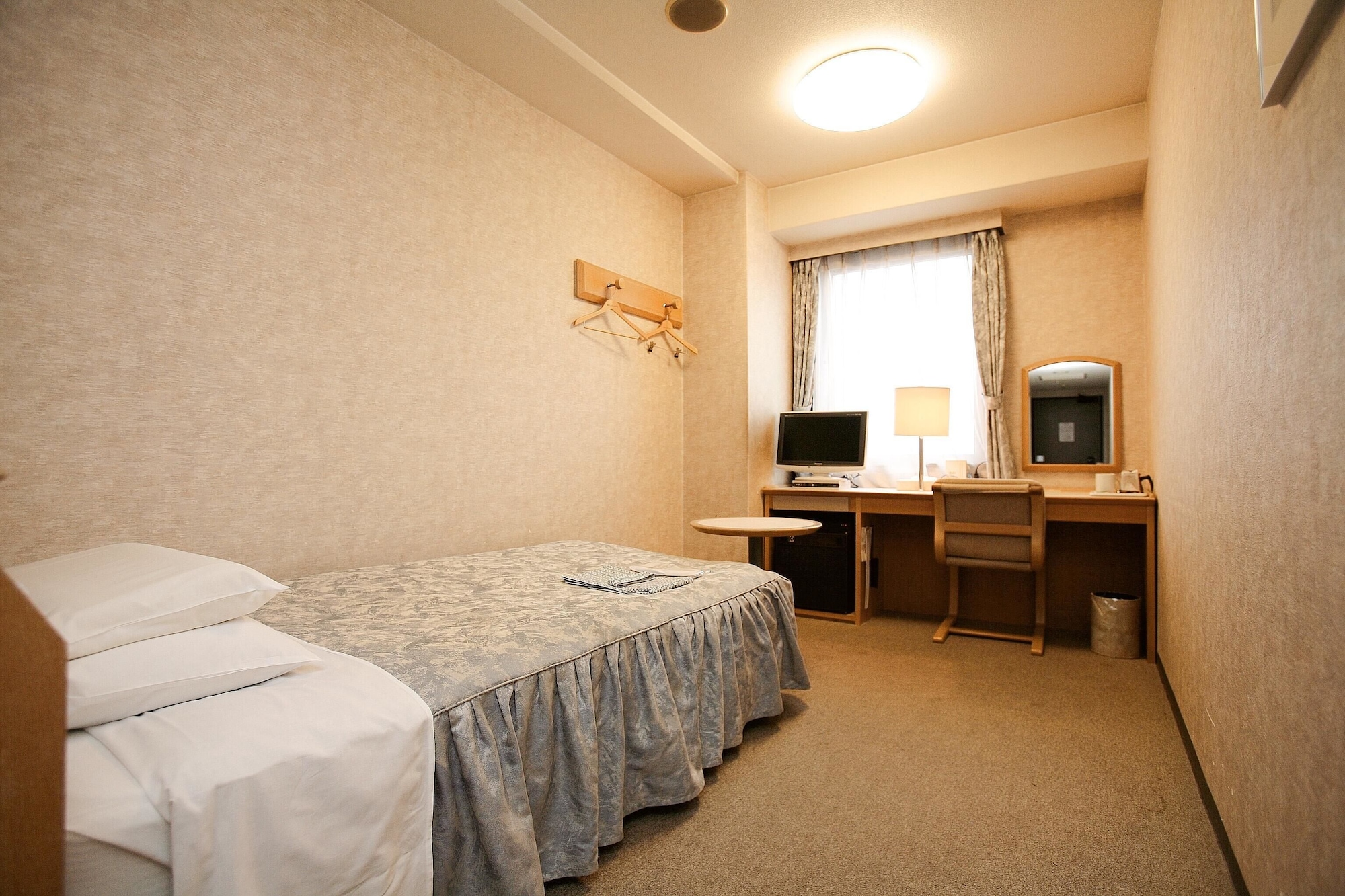 ROOM, SINGLE, SMOKING