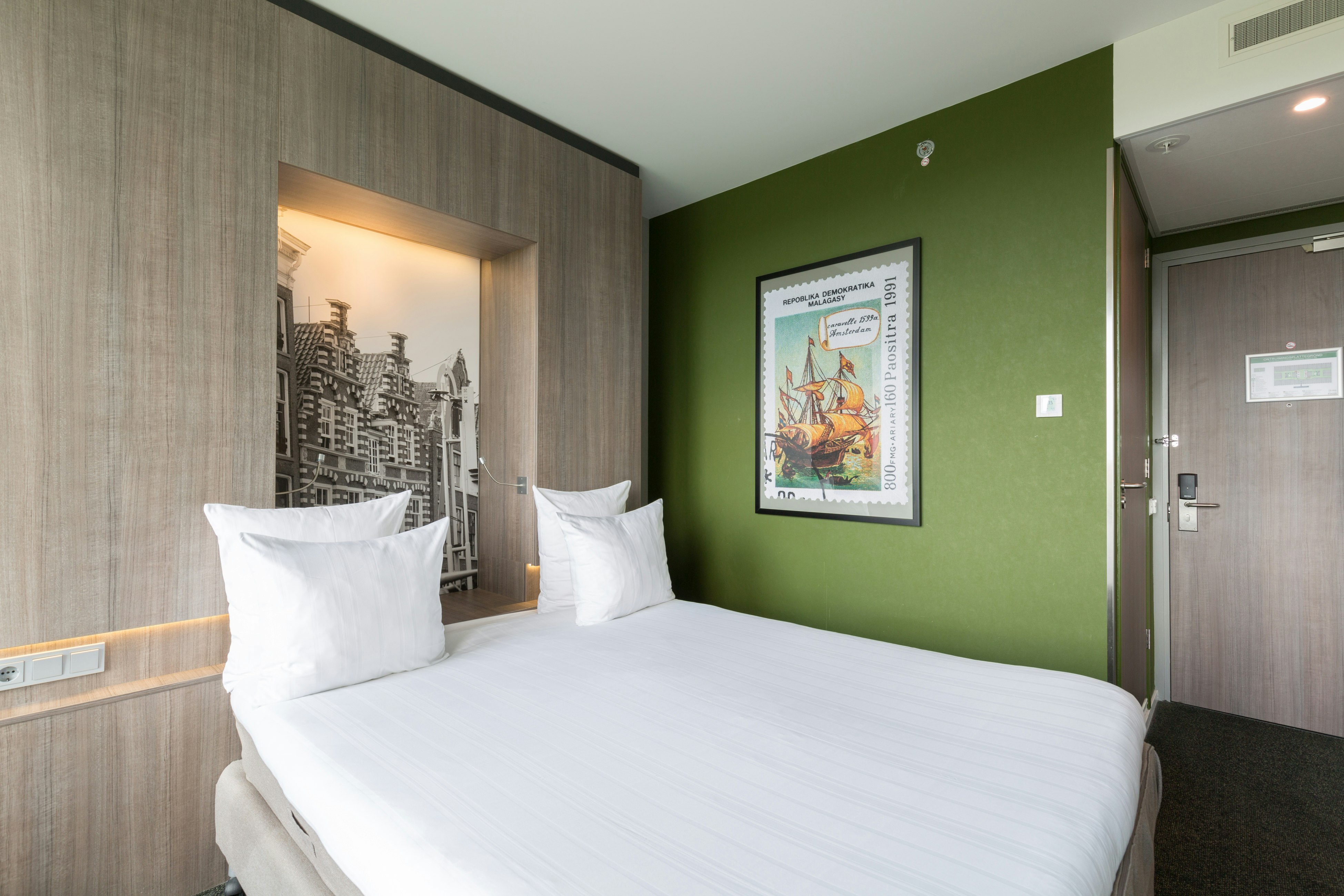 Deluxe Room 1 Queen Bed