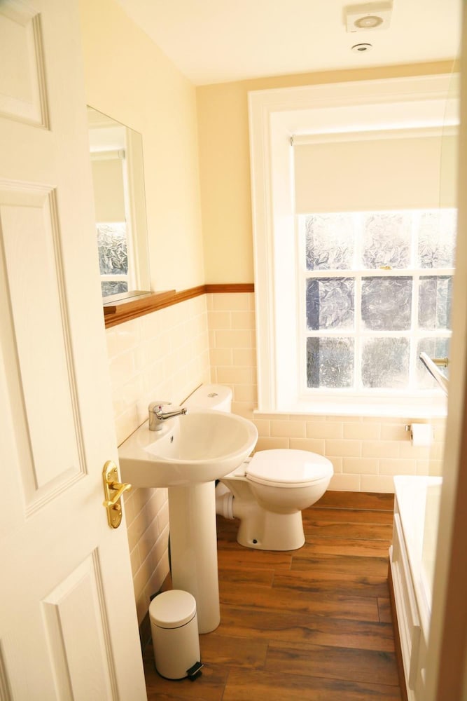 Number 8 The Townhouse 37/38