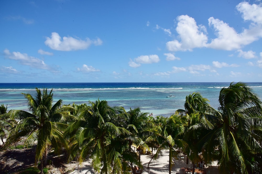 Noah Beach Hotel and Suites 53/55