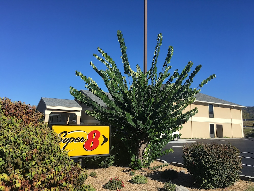 Super 8 by Wyndham Erwin 3/17