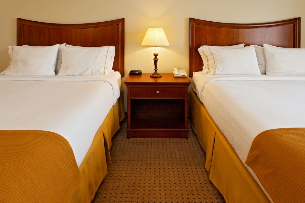 Holiday Inn Express Hotel and Suites Mansfield 13/52