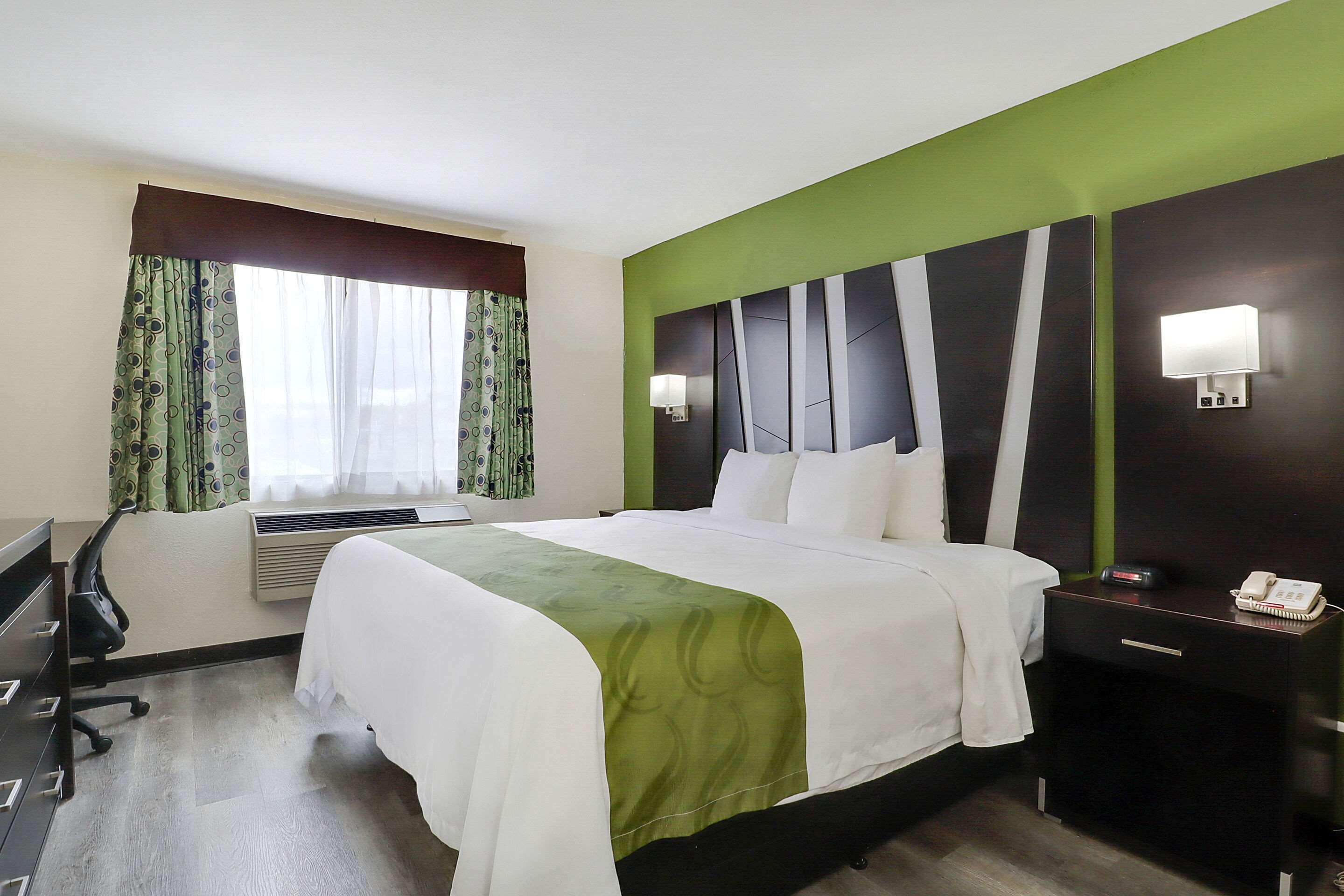 SUITE, QUEEN BED, ACCESSIBLE