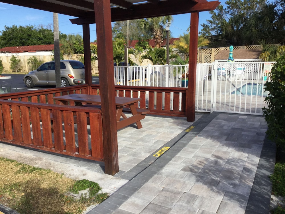 Super 8 By Wyndham Sarasota Near Siesta Key 8/29