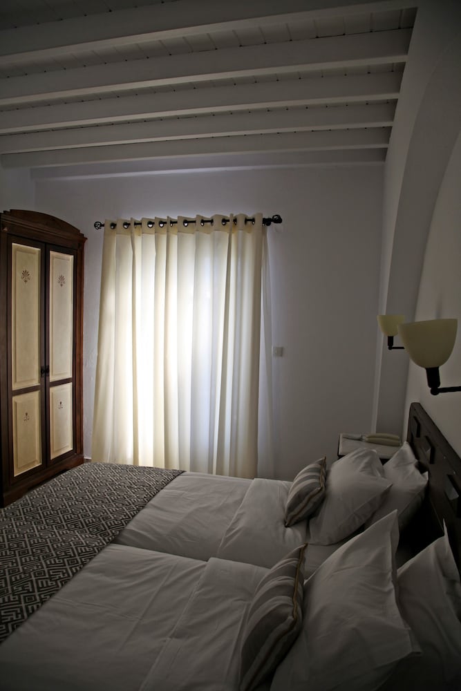 Pelican Bay Art Hotel 48/63
