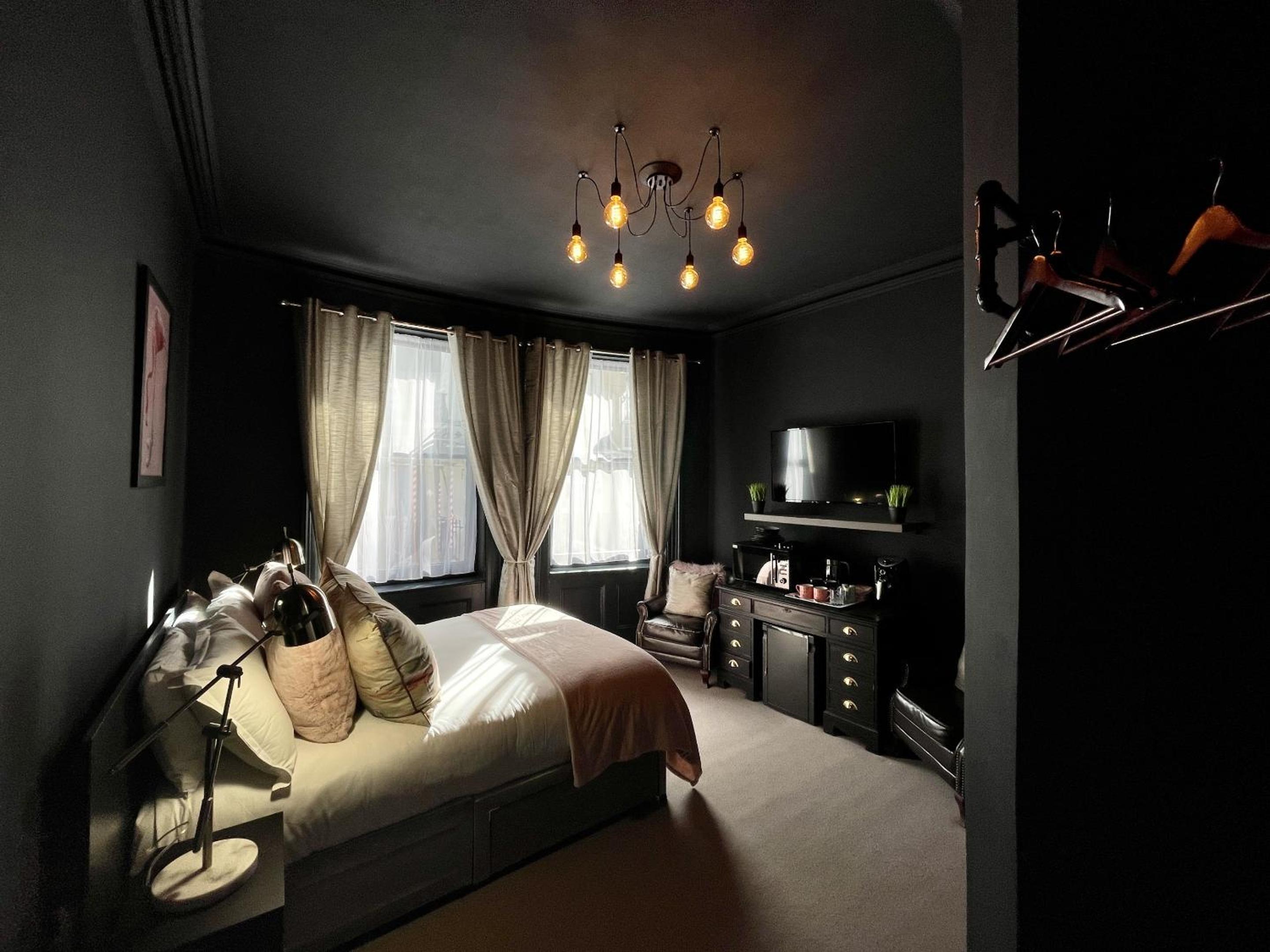 Brighton Black Hotel & Hot Tubs 5/10