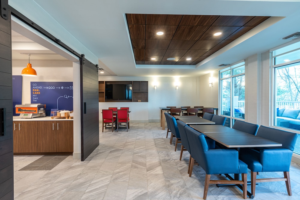 Holiday Inn Express and Suites Asheville Downtown 45/50