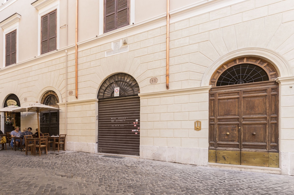 Rome Accommodation - Coronari 43/50
