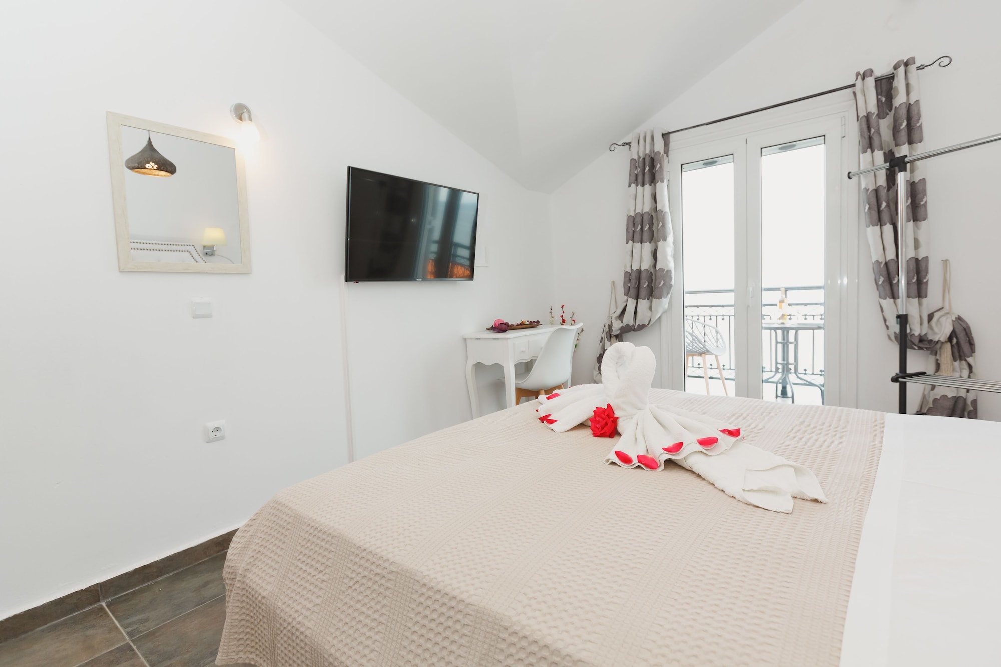 Junior Suite, Studio, King Bed, Ocean Front, Beach View