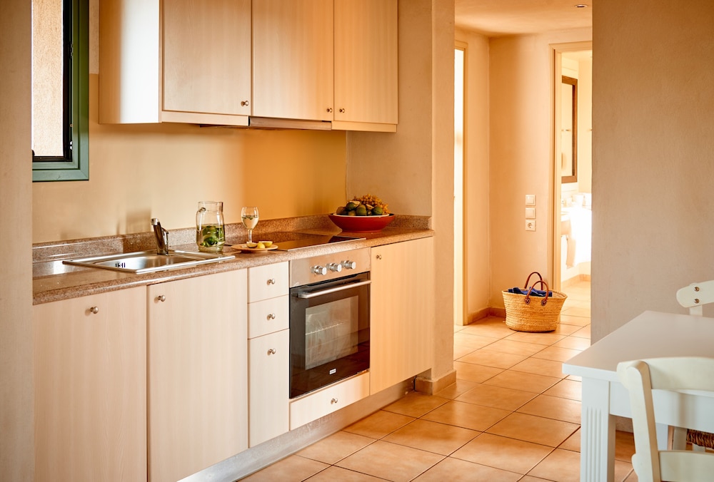 جناح بسرير كينج بغرفة نوم واحدة مع أريكة، Village Heights Resort 8/8