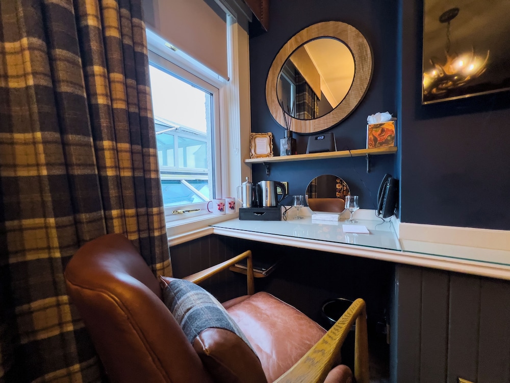 Abbotsford Hotel 24/50