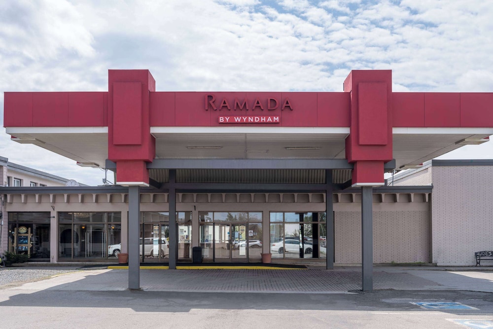 Ramada by Wyndham Thunder Bay Airlane Hotel 2/50