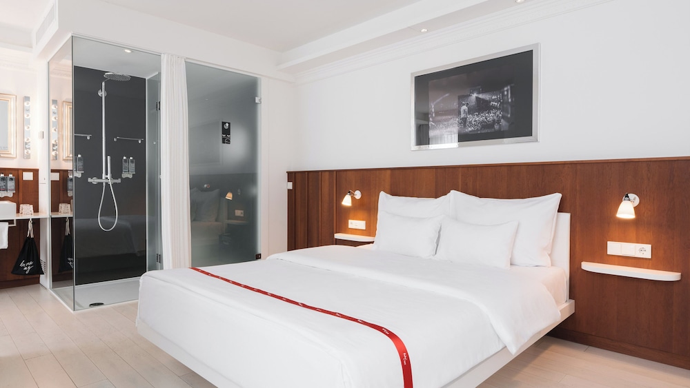 Lovely, Queen Bed