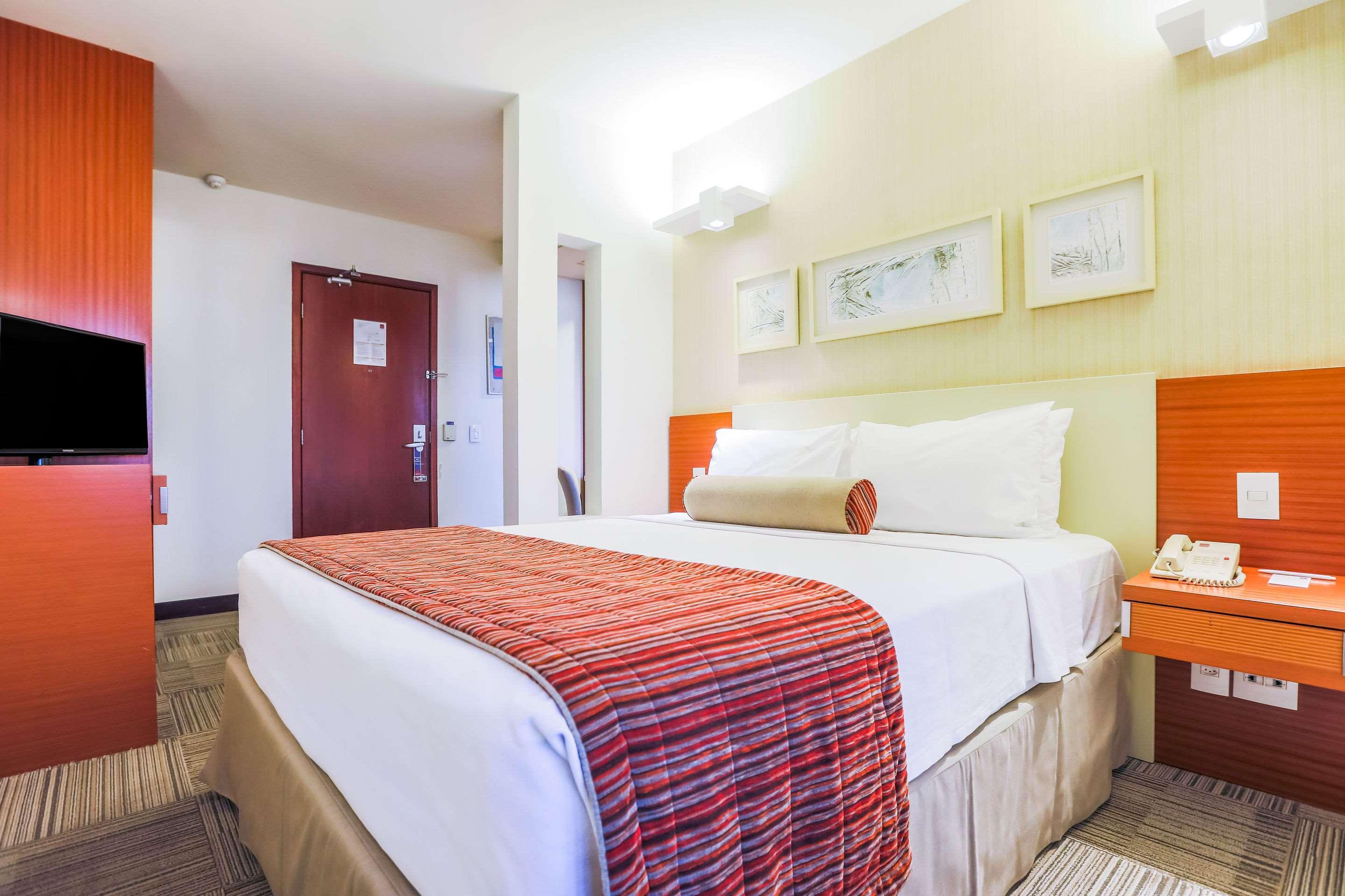 SUITE, QUEEN BED, SMOKING