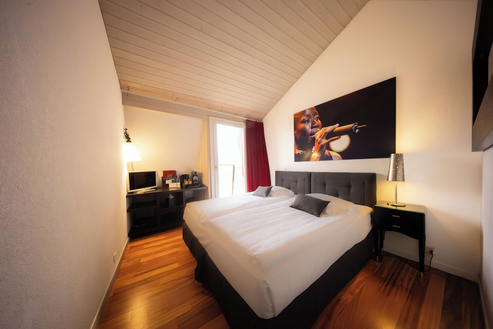 City, Standard, Queen Bed, Mountain and City View, Balcony