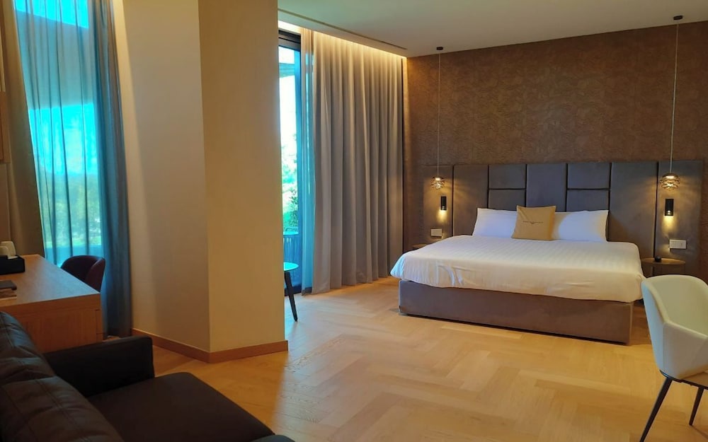 Elite, Suite, King Bed, 2 Murphy Beds