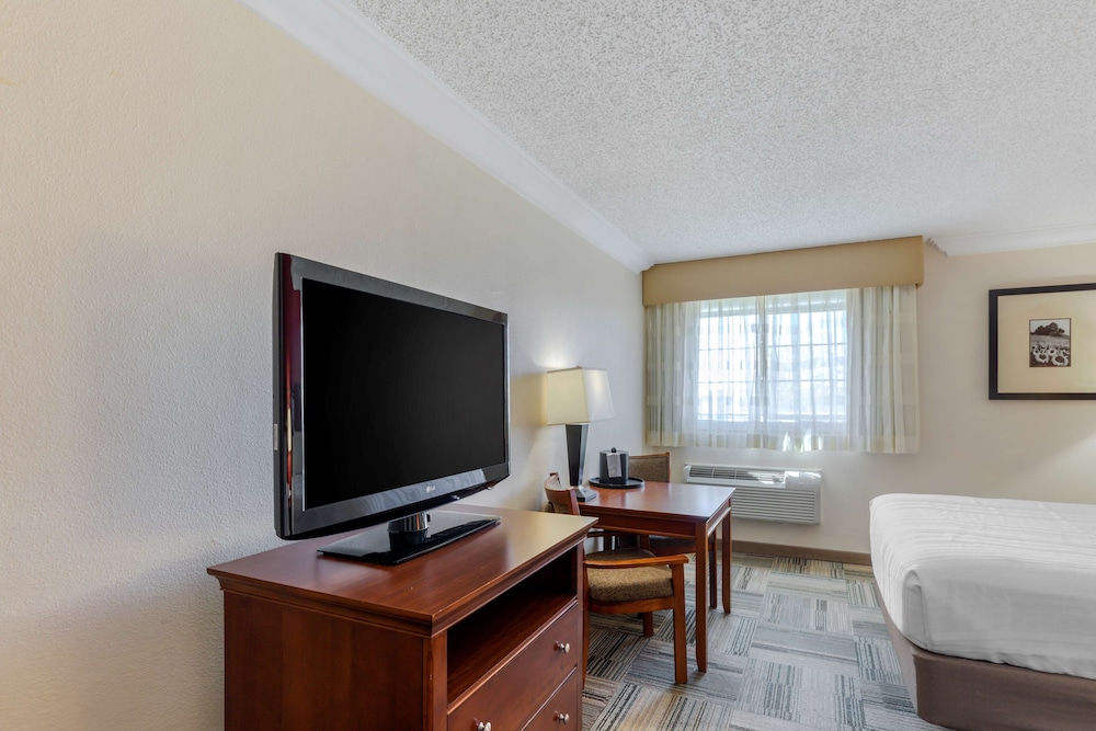 Best Western Plus Loveland Inn 32/56