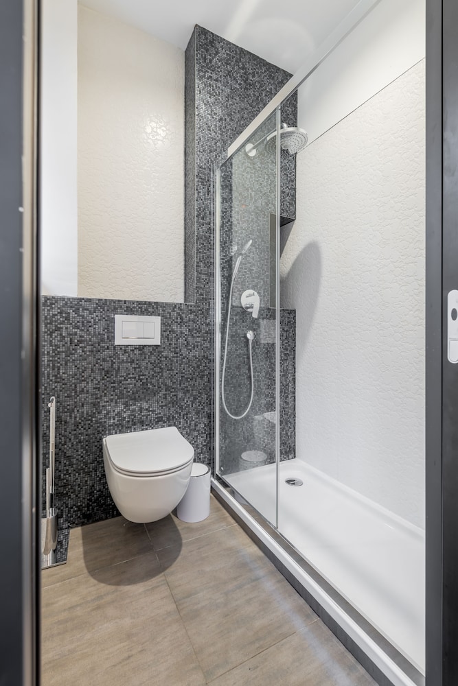 Starlight Luxury Suites 37/40