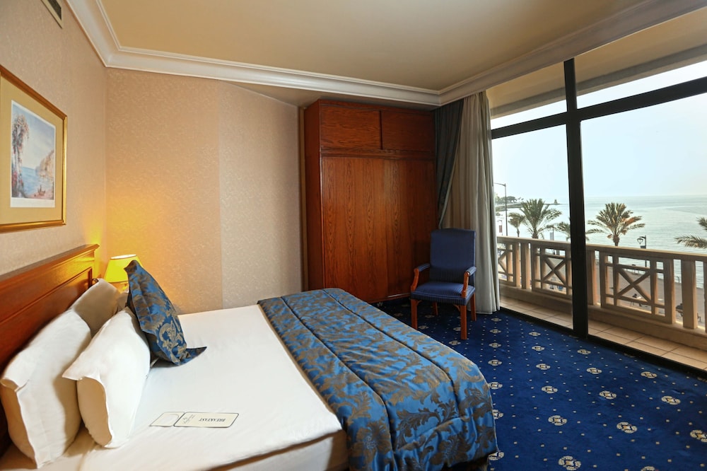 EXECUTIVE SUITE WITH SEA VIEW