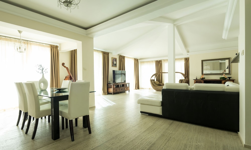 Hotel Azimut 12/50