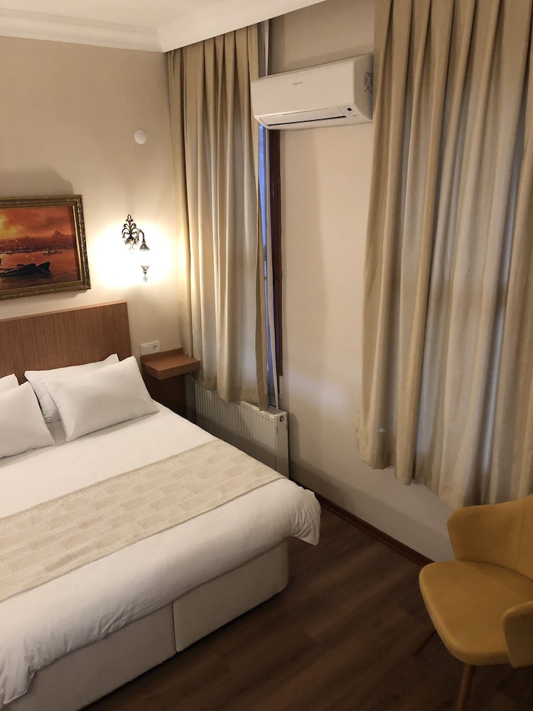 STANDARD, QUEEN BED