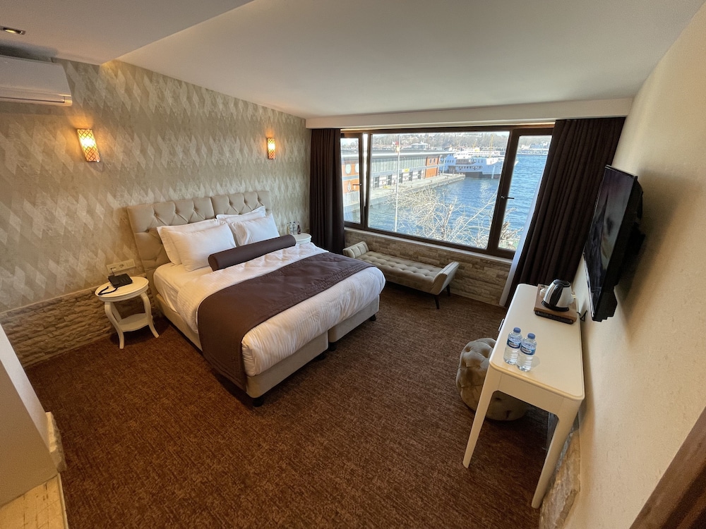 DELUXE, DOUBLE OR TWIN BED