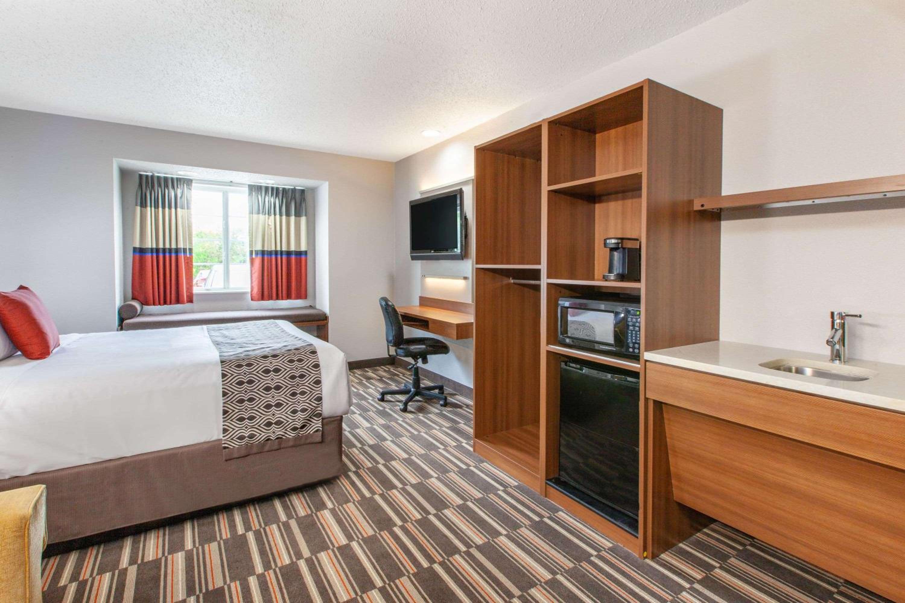 ROOM, QUEEN BED