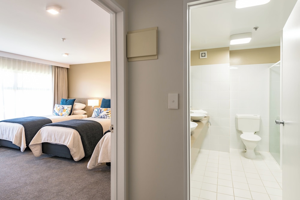 Distinction Hamilton Hotel Conference Centre 49/50