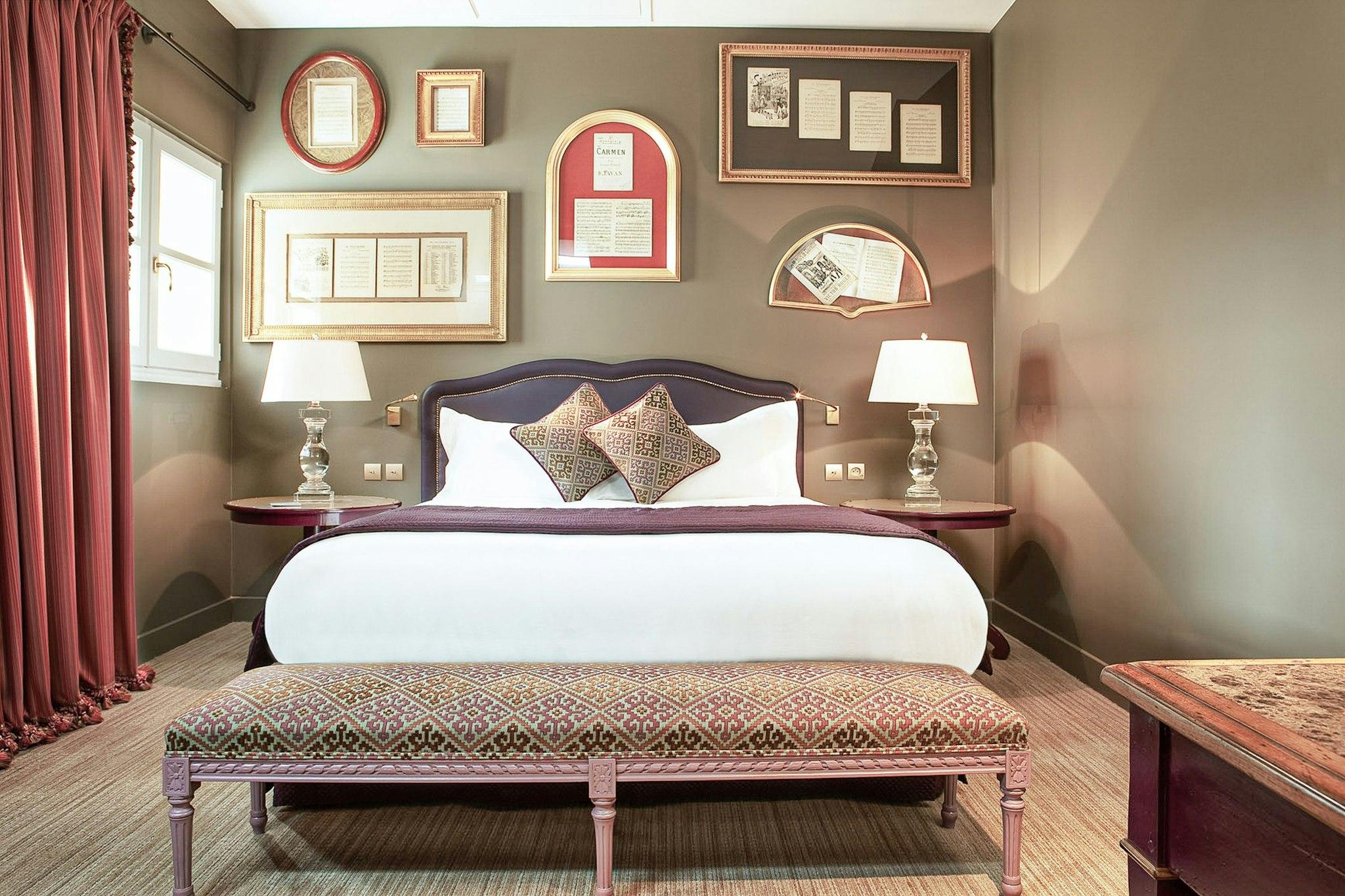SIGNATURE, SUITE