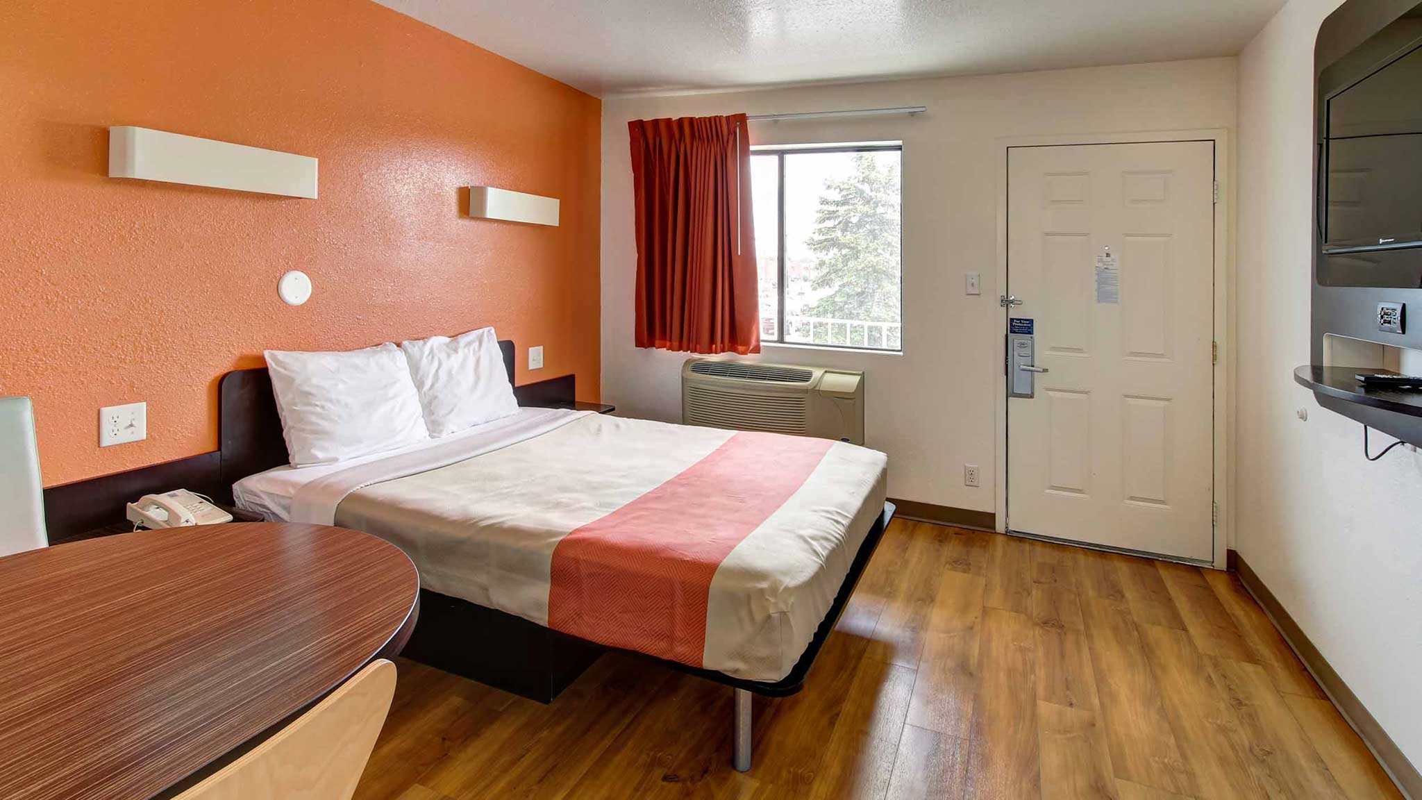 1 Queen Bed - Mob Acc RI Shwr Nsmk Micfridg