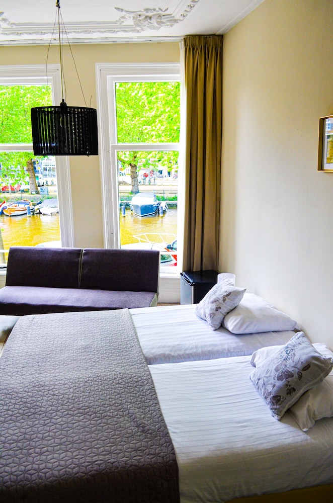 ROOM, TWIN BEDS, SHARED BATHROOM
