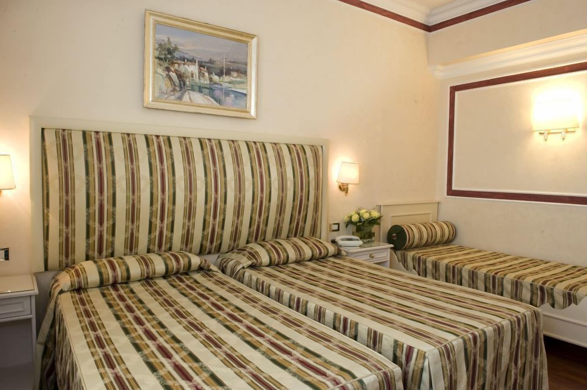 ROOM, DOUBLE OR TWIN BED