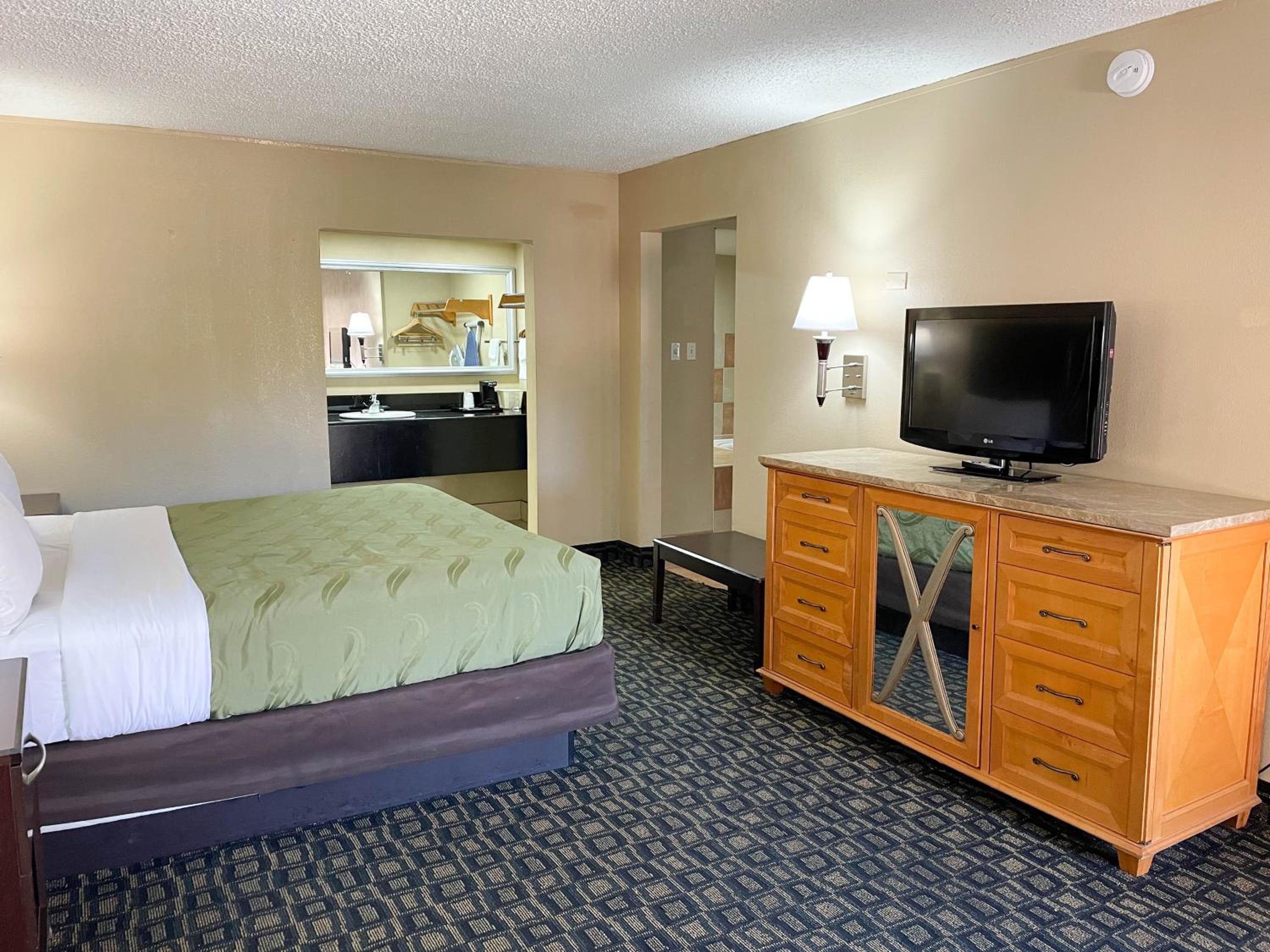 1 King Bed Mob Acc RI Shwr Nsmk Micfridg