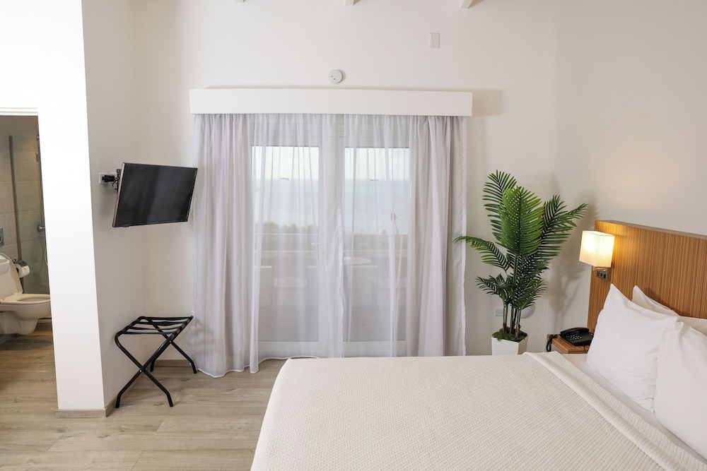 TRADE WINDS HOTEL 21/69