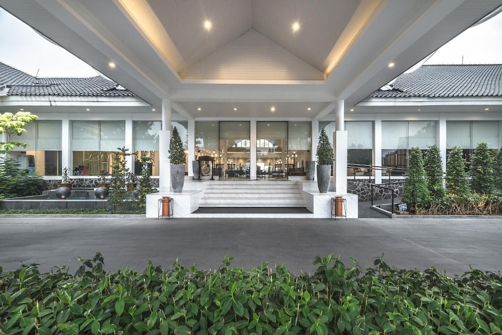 Lido Lake Resort by MNC Hotel 6/63