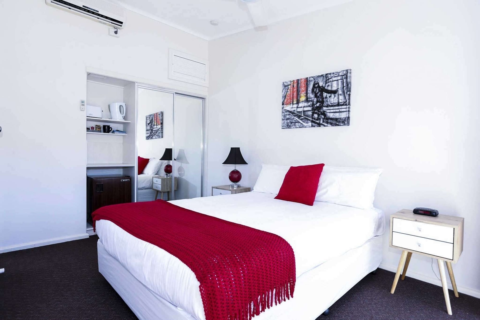 Efficiency, Suite, Queen Bed