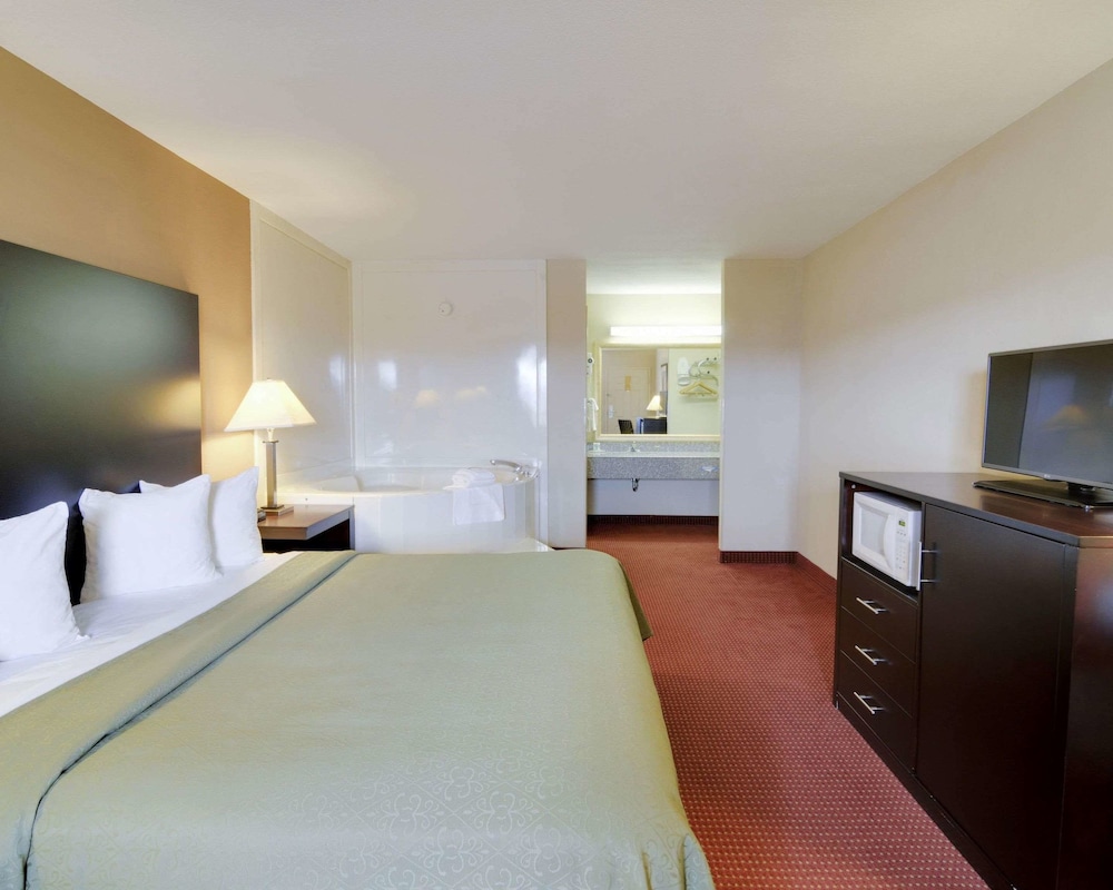 Quality Inn and Suites Clarksville 12/39