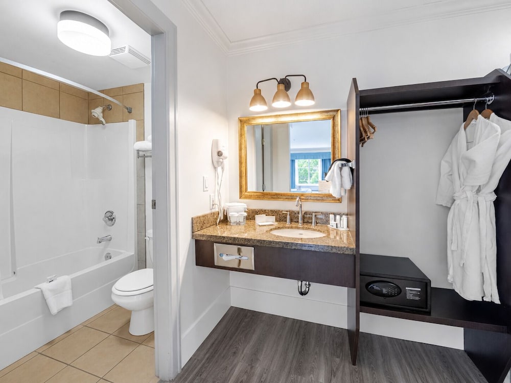 Suite, King Bed, Jetted Tub, Ramada By Wyndham Surrey/Langley 9/10