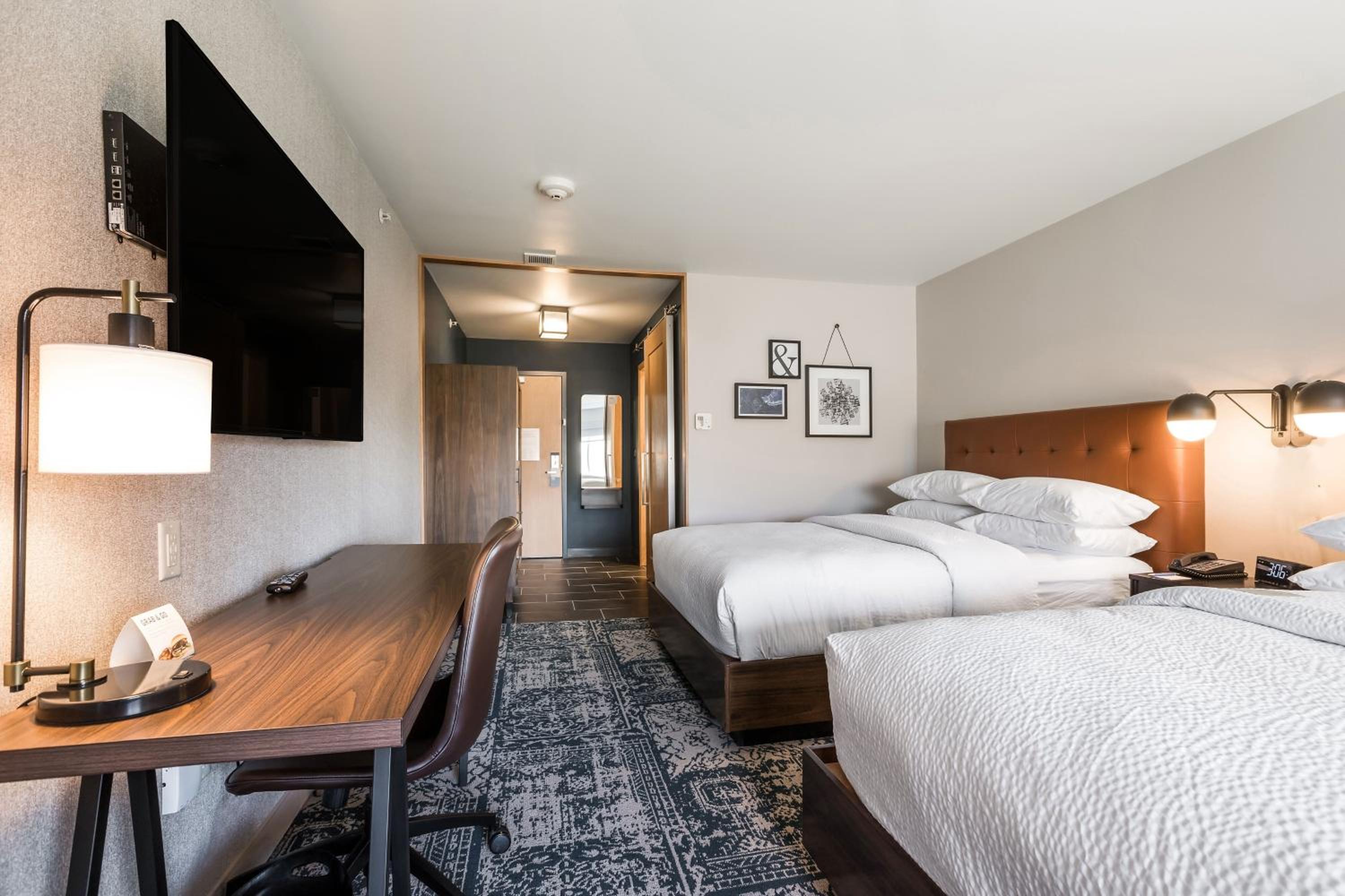 Guest Room, Traditional, 2 Queen Beds, Four Points By Sheraton Elkhart 7/10