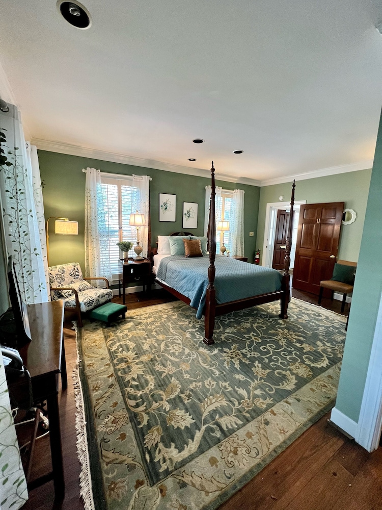 Comfort, Queen Bed