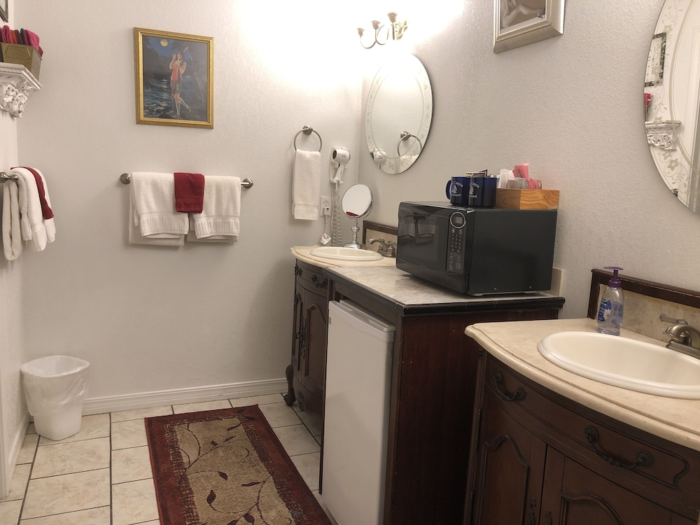Echo Canyon Manor 74/76