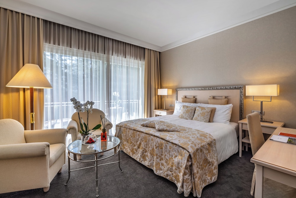 Petite, Queen Bed, Park View
