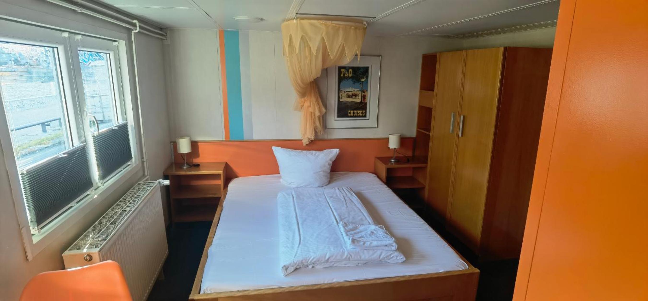 Eastern Comfort Hotel & Hostelboat 12/58