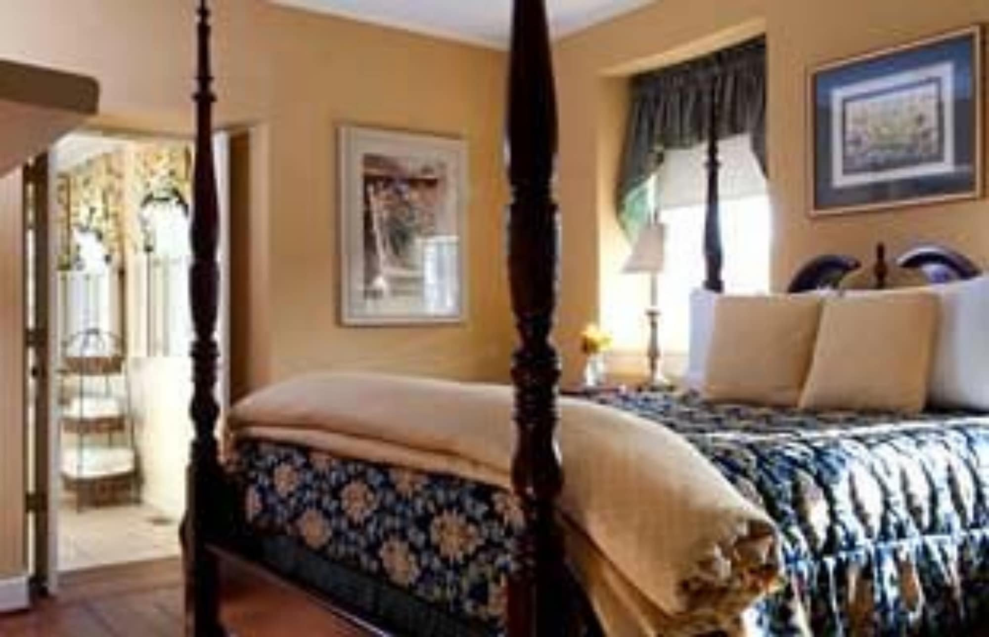 Queen Bed, Annex