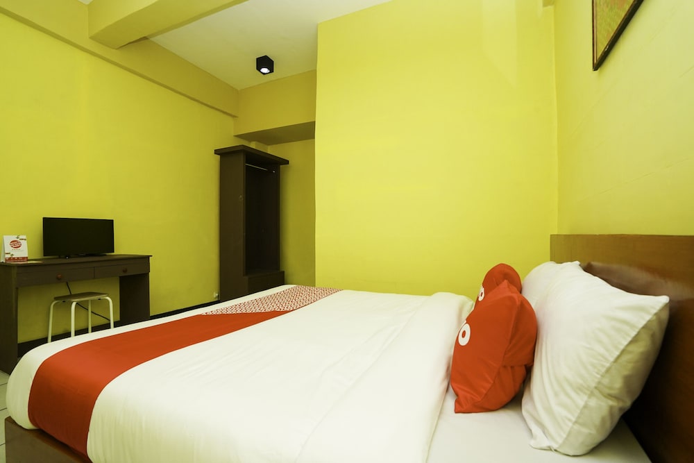 OYO 2493 Lotus Hotel Syariah 19/39