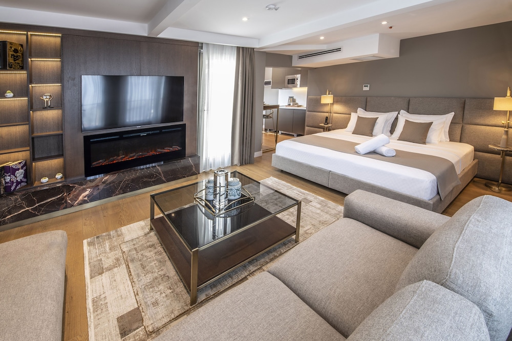 Valente Suites Hotel 11/30