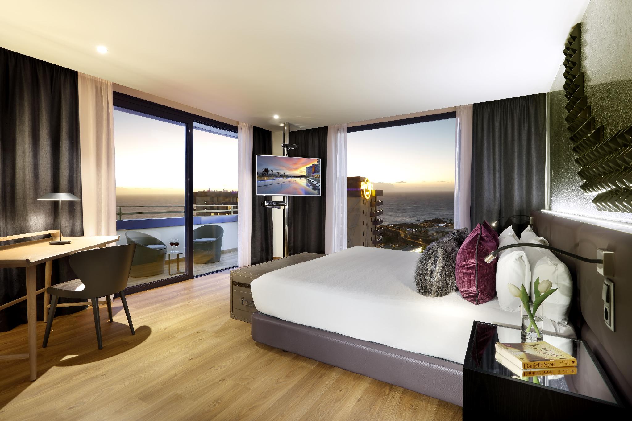 Platinum, Rock, Suite, King Bed, Sofa