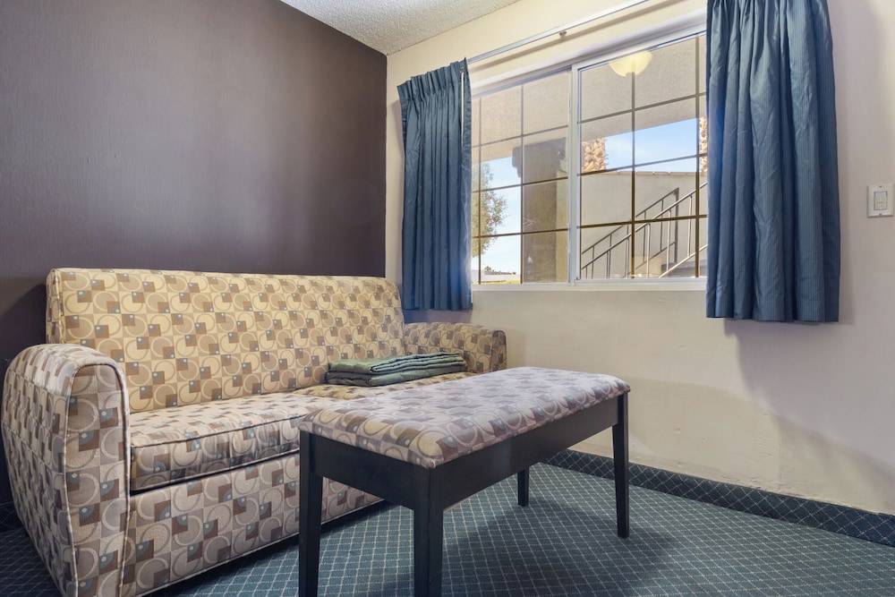 ECONOMY INN BARSTOW 40/57