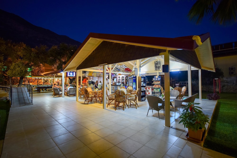 Belcehan Beach Hotel 24/34