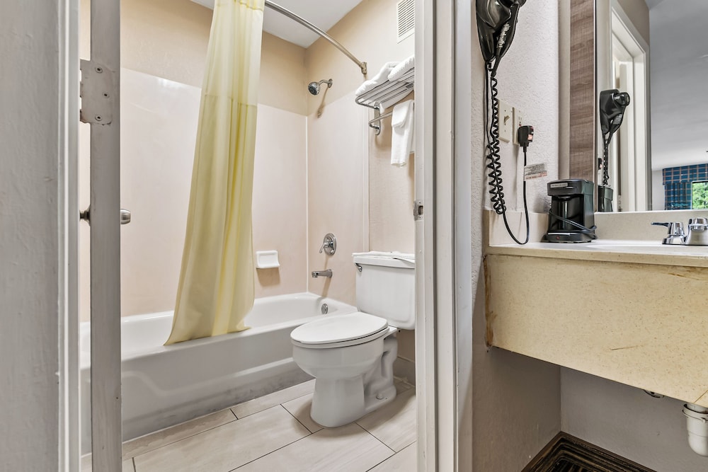 غرفة قياسية بسرير كينج، Quality Inn Quincy Tallahassee West FL 6/7